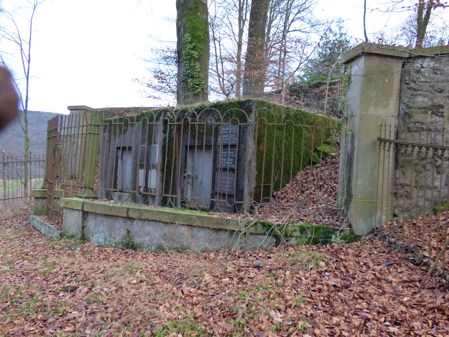 Die Gruft im Wald